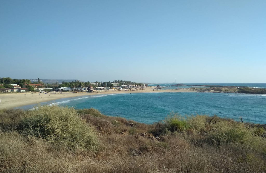 גולשי קייטסרפינג בחוף מעיין צבי ליד זכרון יעקב